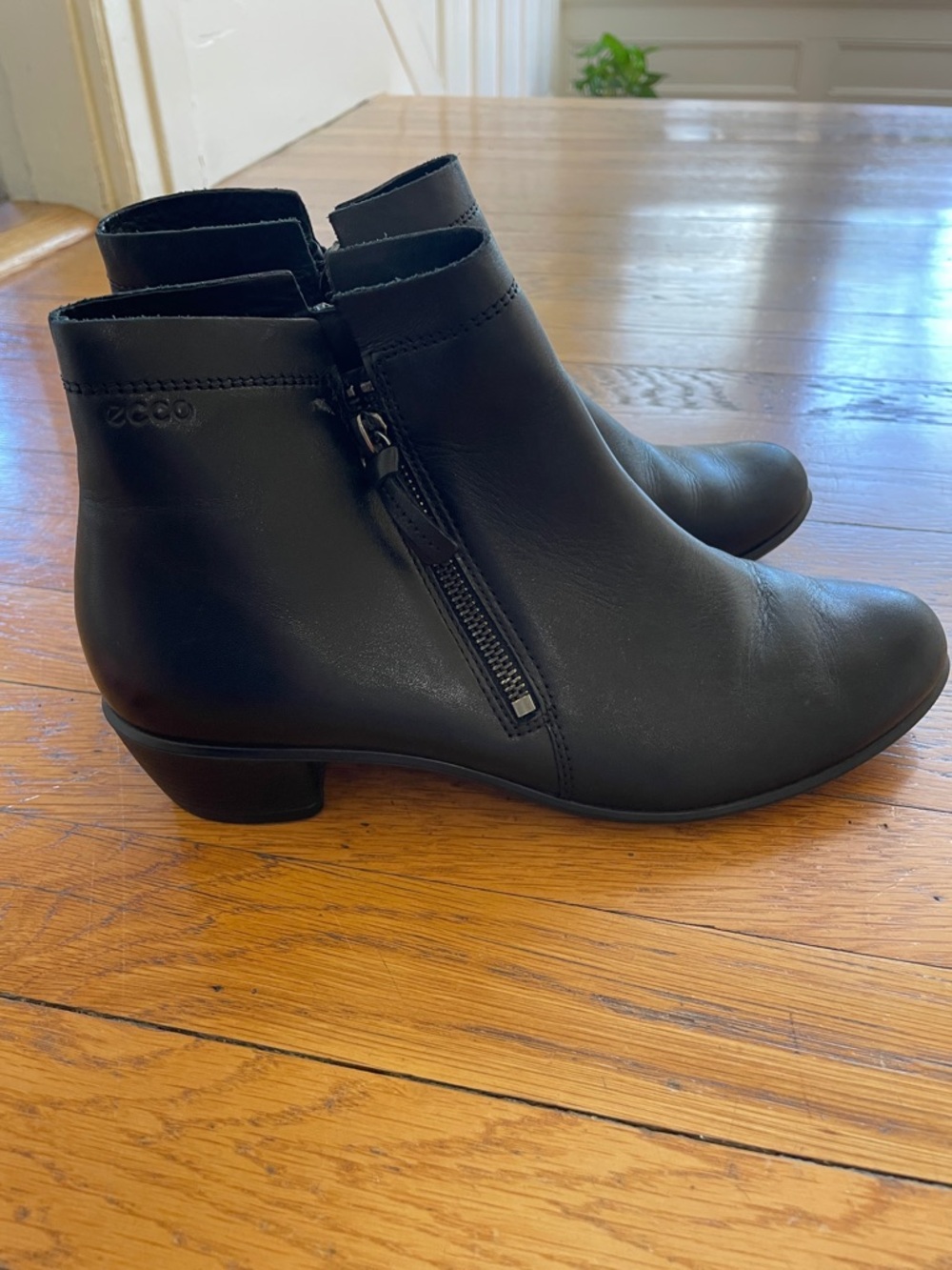 Ecco Women's Black Leather Side-Zip Low Heel Ankle Boot Size 40